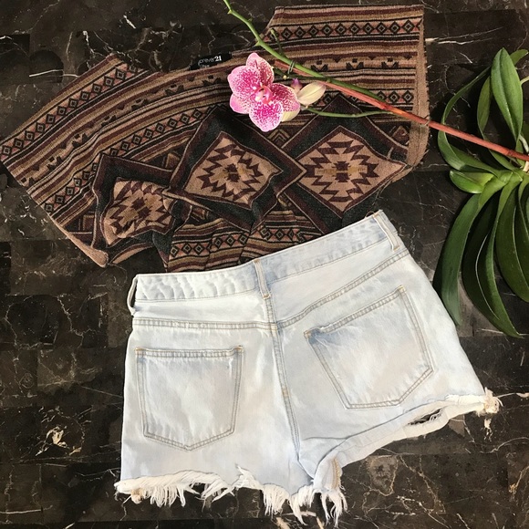 [Forever 21] High-Waisted Ripped Shorts Light Wash - Picture 8 of 8